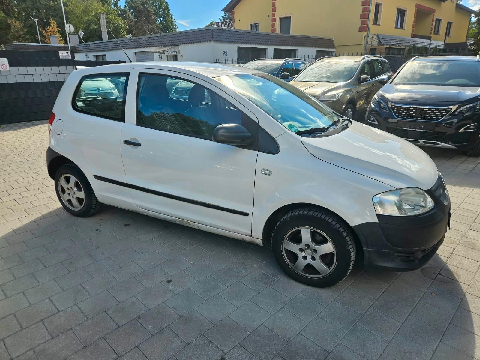 Volkswagen Fox 2010 — rear view
