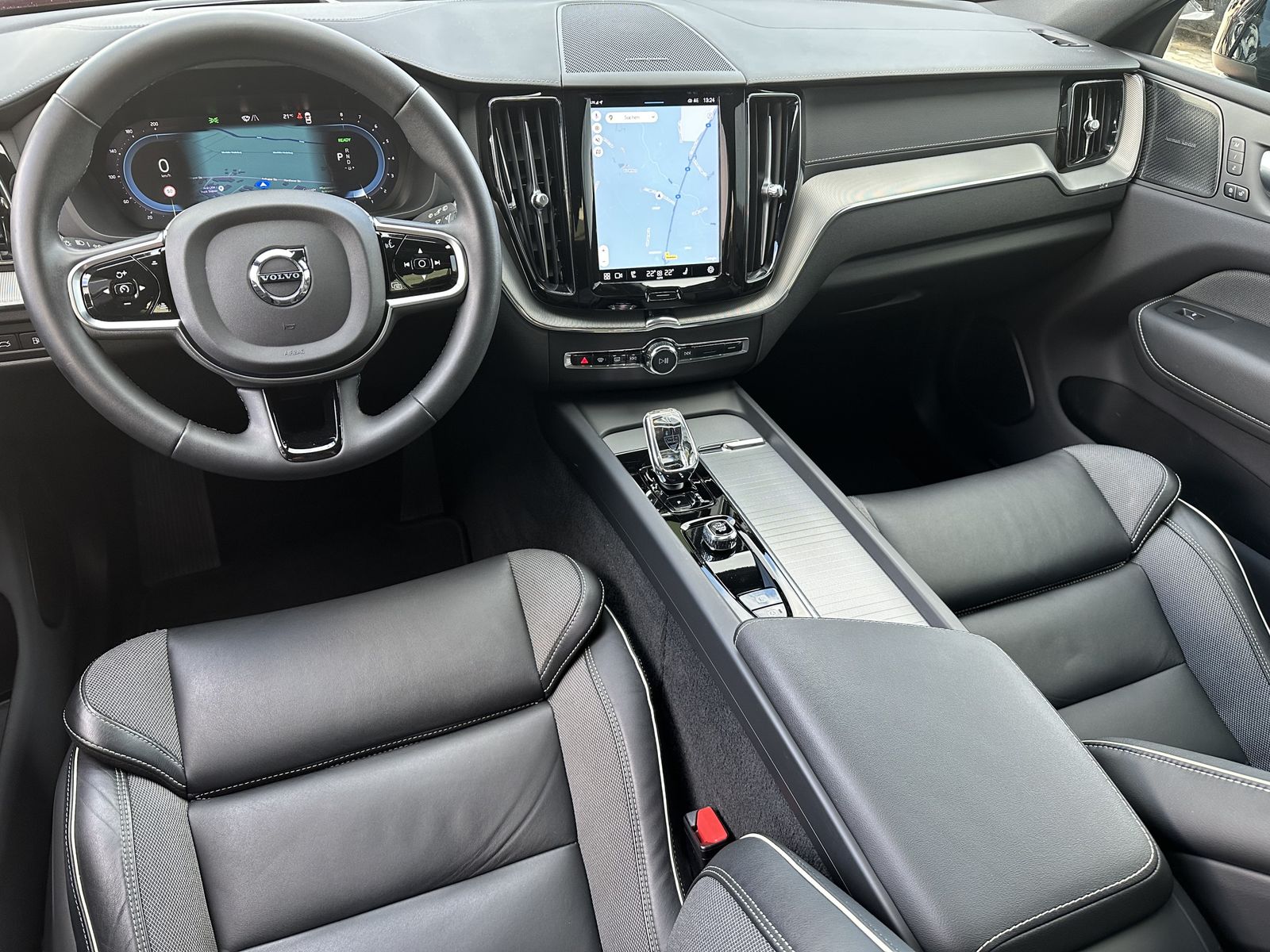 Fahrzeugabbildung Volvo XC60 T8 AWD Ultimate Dark NAV+LED+360°+PANO+HUD