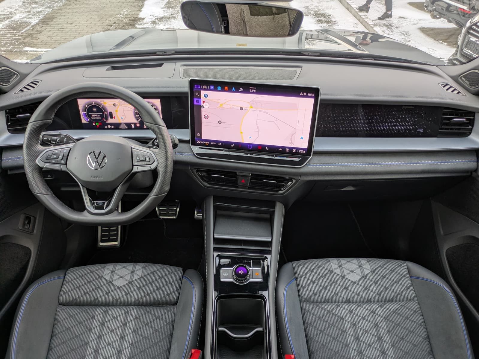 Fahrzeugabbildung Volkswagen Tayron 2.0 TDI 4M R-Line BLACK*7S*IQ-L.*PANO*HUD