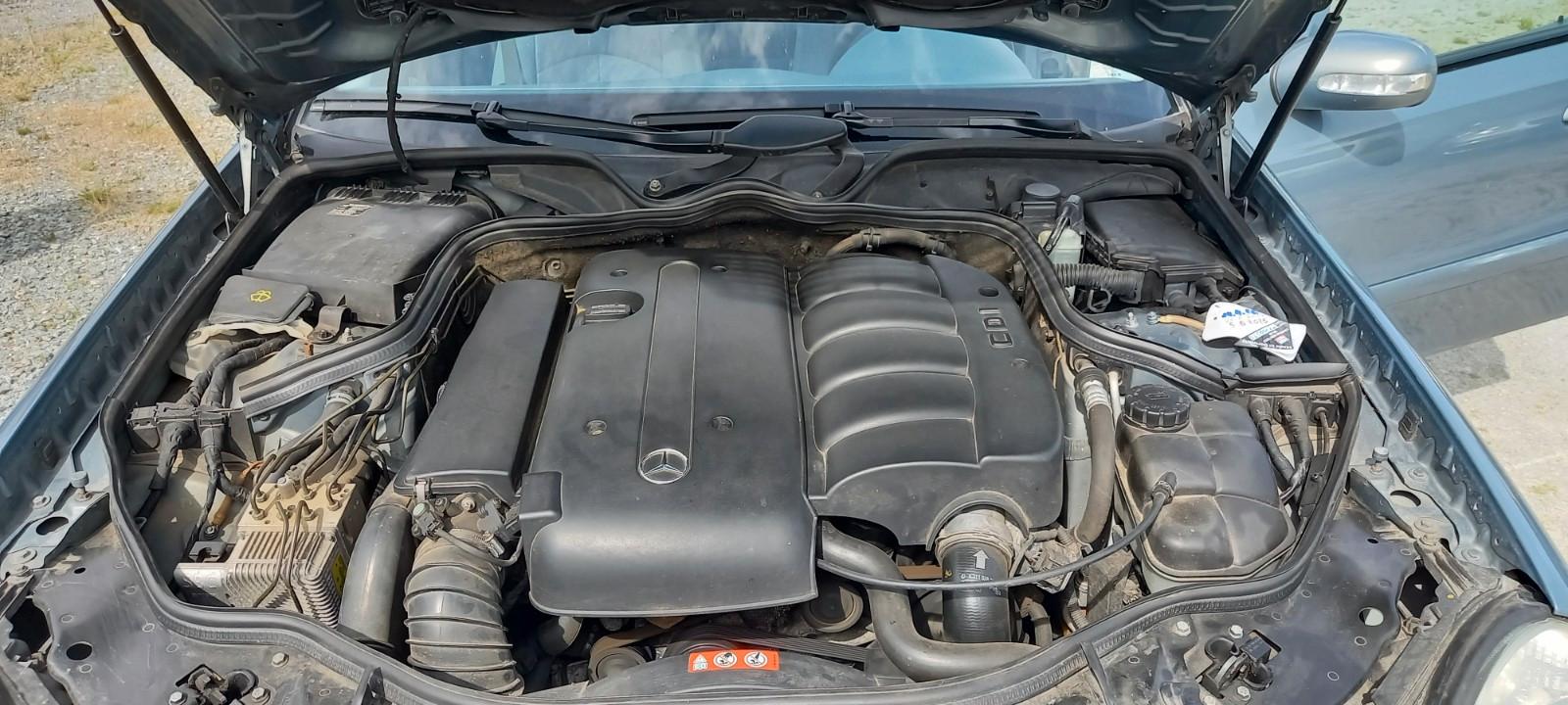 Mercedes-Benz E220 2004 — photo 21