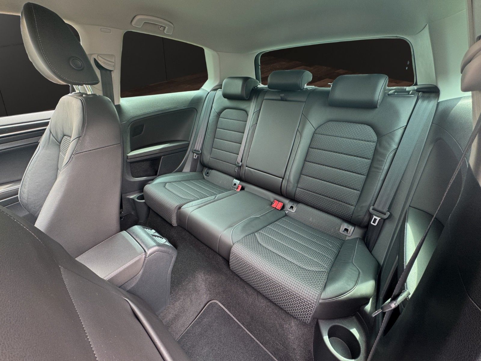 Fahrzeugabbildung Volkswagen Golf VII Lim. Highline BMT Automatik/Navi/Kamara