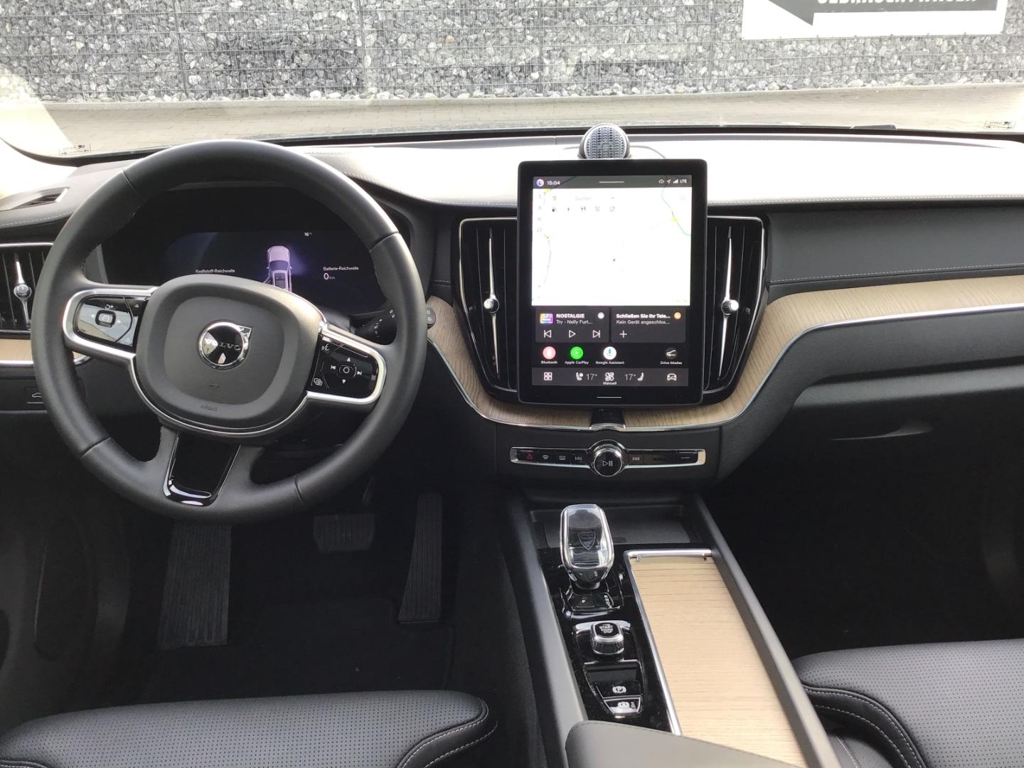Volvo XC60 T8AWD Ultra Dark Luftfahrwerk Massage B&W