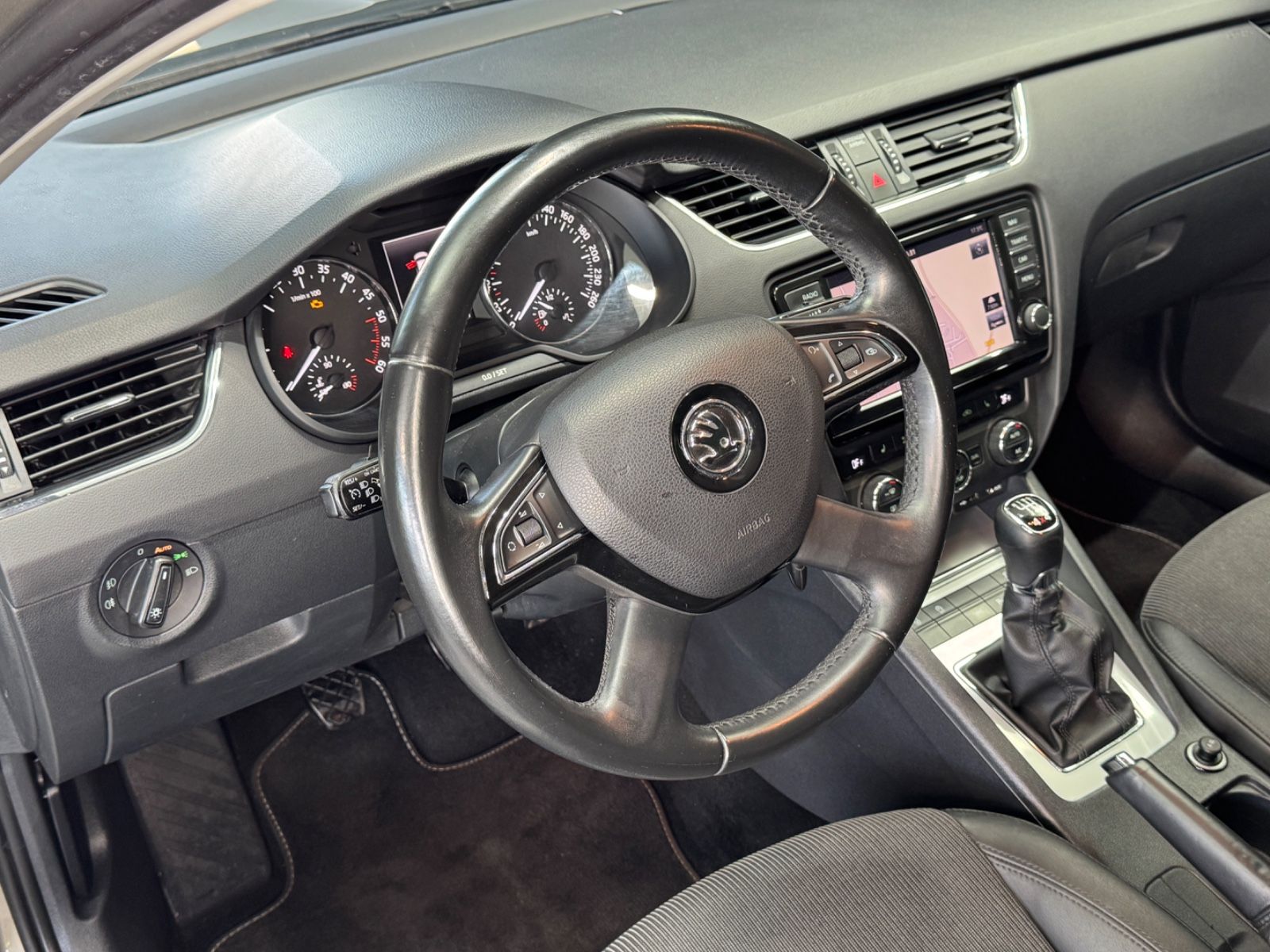 Fahrzeugabbildung SKODA Octavia Combi Elegance 4x4|NAVI|XENON|AHK|