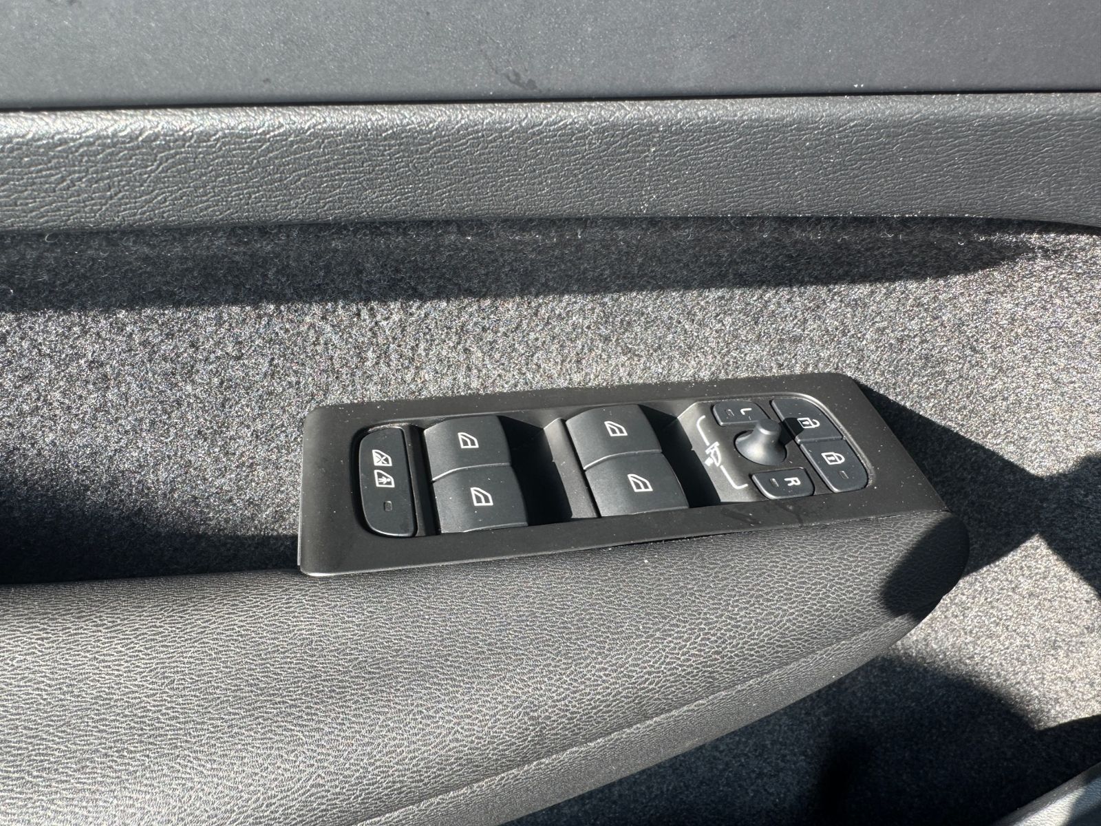 Fahrzeugabbildung Volvo XC40 R Design 2WD PANO LED NAVI SHZ