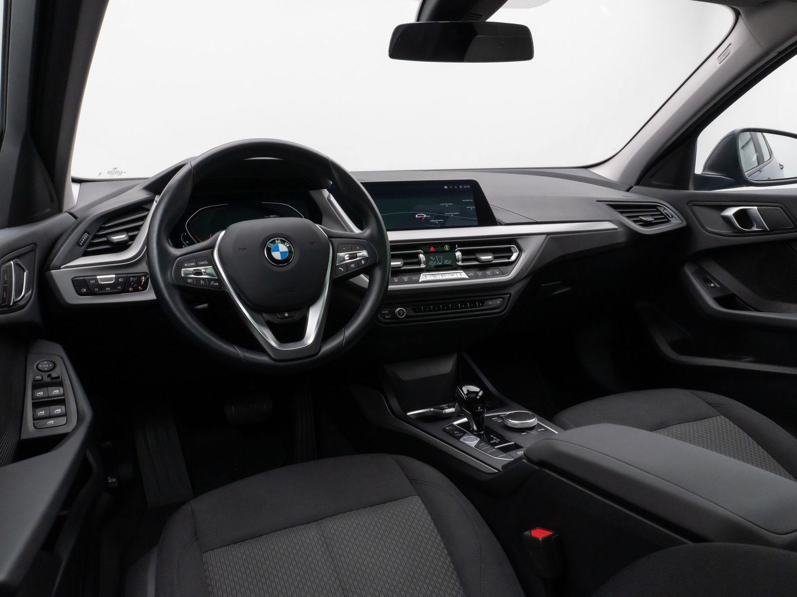 Fahrzeugabbildung BMW 118i Panorama DAB CockPitPro Lenkrhzg PDC LED
