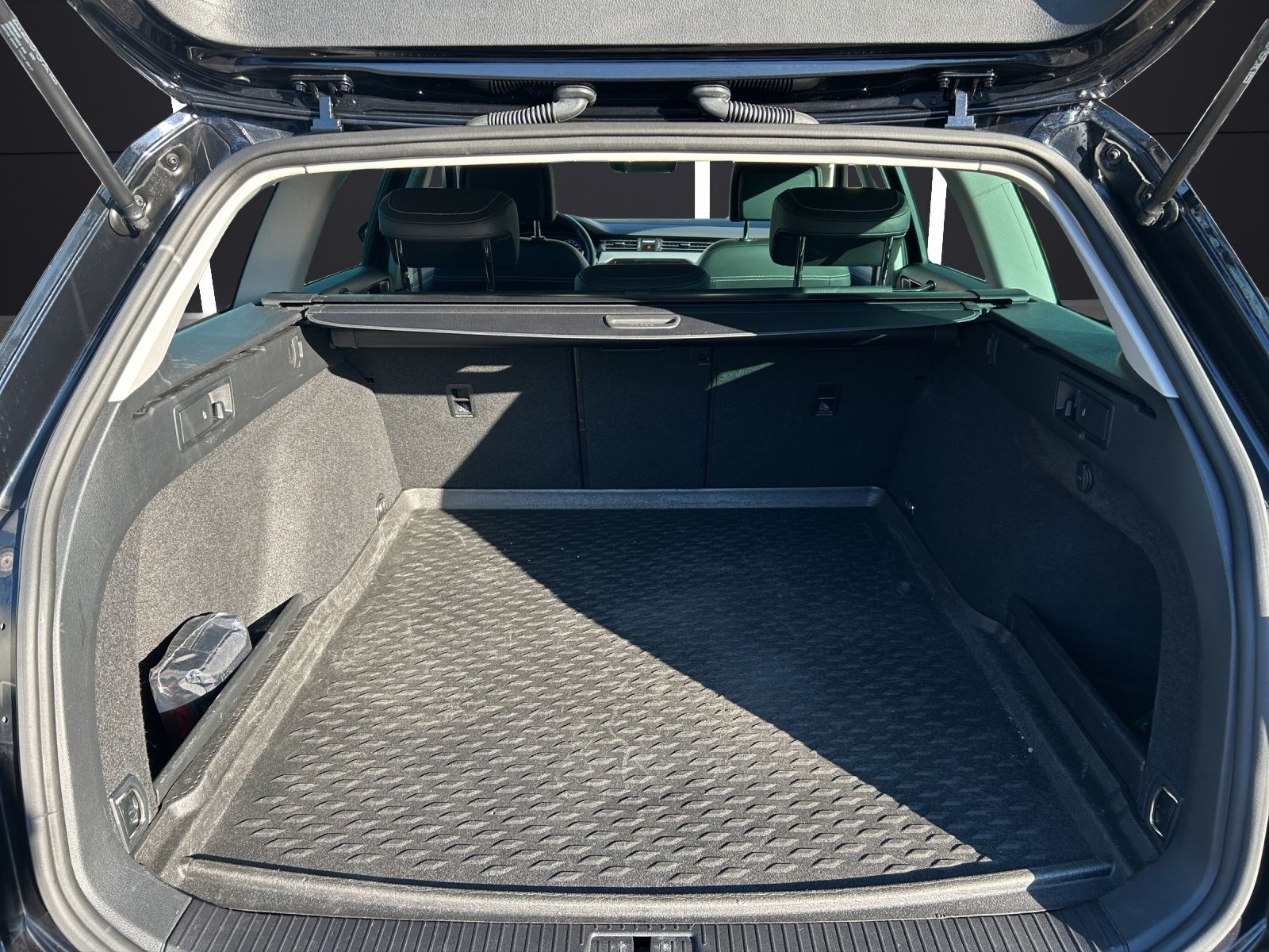 Fahrzeugabbildung Volkswagen Passat Variant Elegance TDI DSG IQ.Light ACC SH