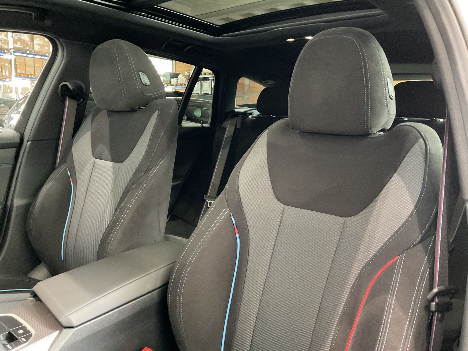 Fahrzeugabbildung BMW 330i xDrive | M Sportpaket pro | Panorama-Glasda