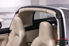 PORSCHE 911 992 Targa 4 S Heritage Design Edition 1of992