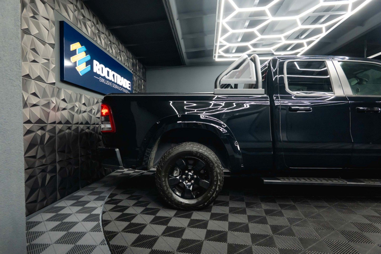 Fahrzeugabbildung Dodge RAM 5.7 V8 HEMI 4x4 OFFROAD Night-Paket LONGBED
