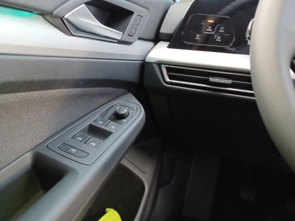 Fahrzeugabbildung Volkswagen Golf 1.5 TSI OPF Life LED, Shzg, Einparkhilfe