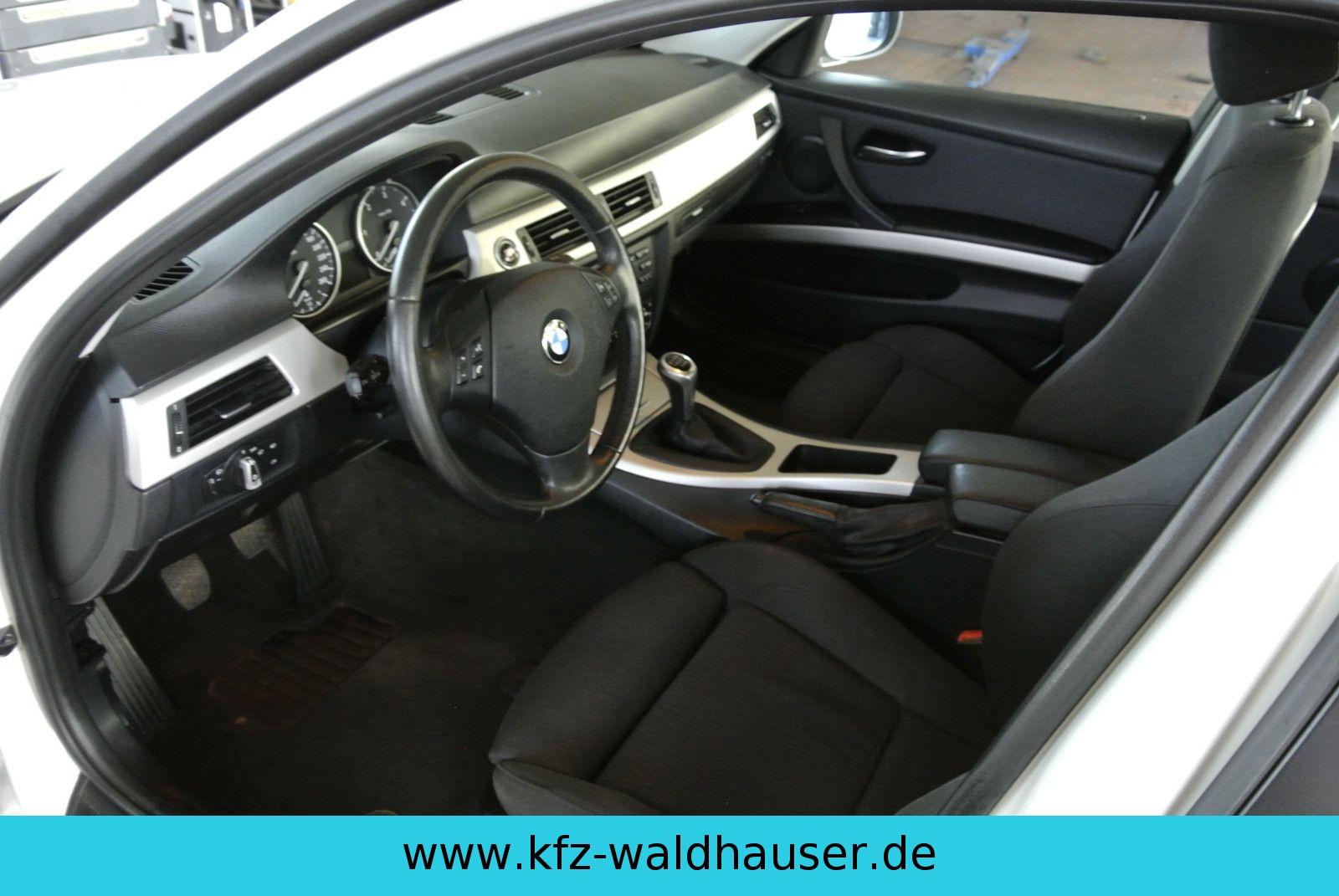 BMW 318 2010 — photo 32
