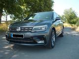Volkswagen Tiguan 2.0 TDI  Highli Autom Allrad Pano Standhz - : Grau, Teilleder, Head-Up Display