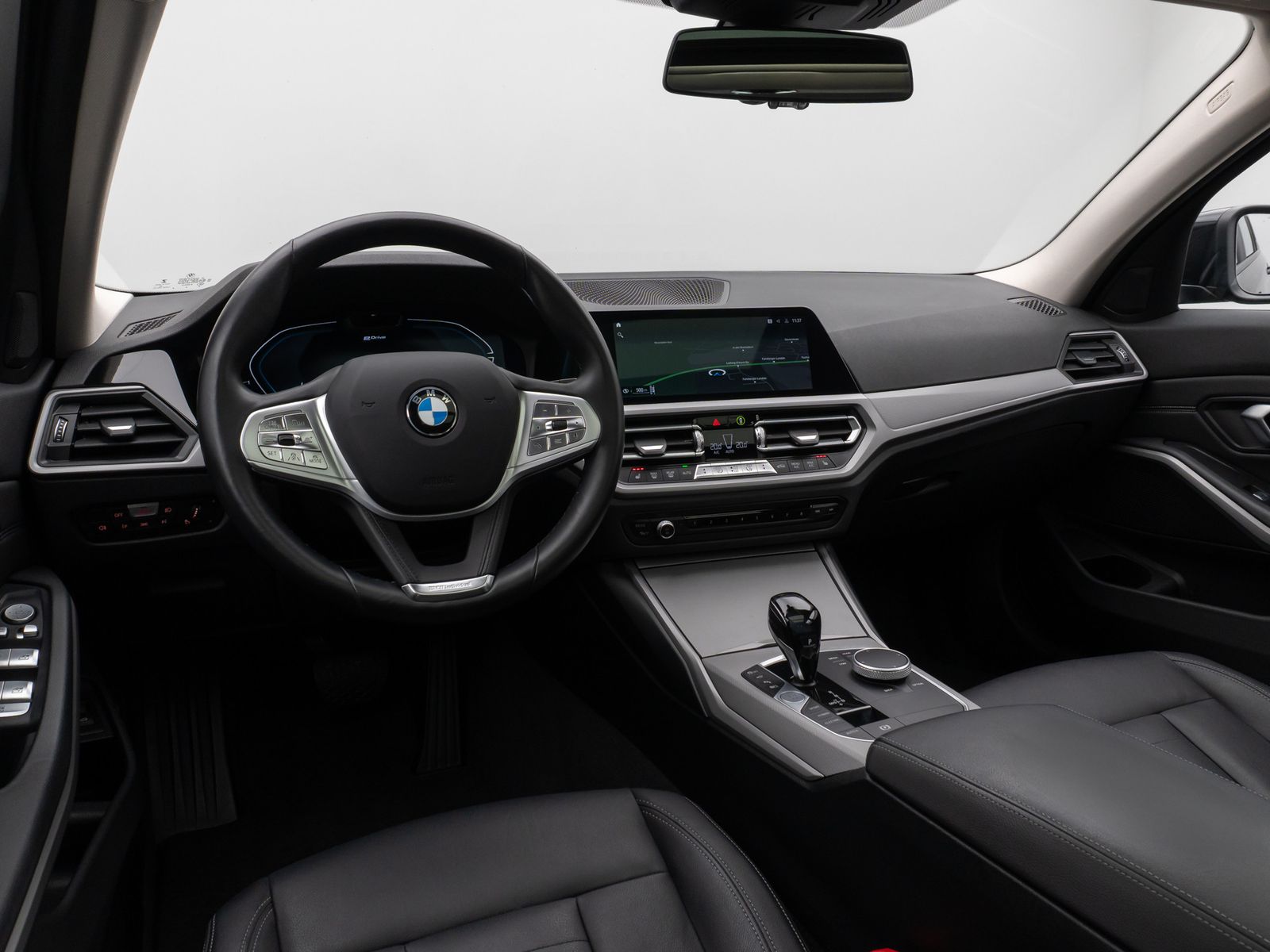 Fahrzeugabbildung BMW 330e Panorama 360° Laser HUD DAB HiFi AHK ACC