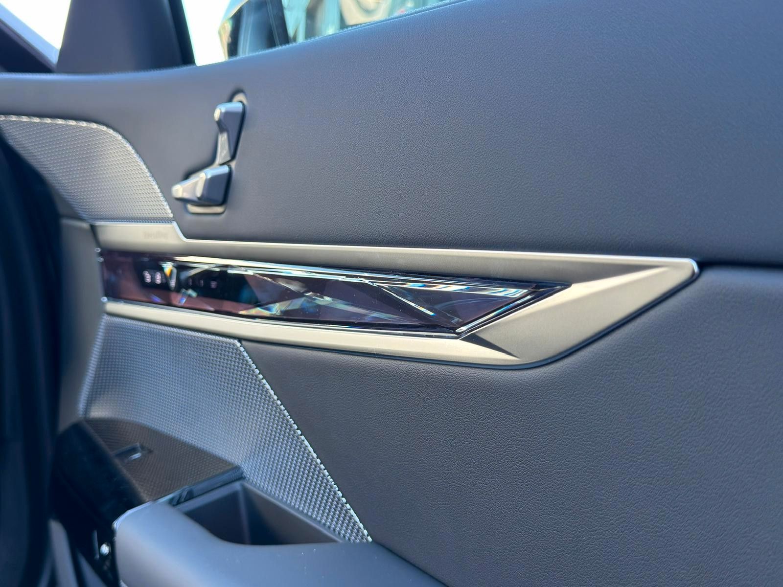 Fahrzeugabbildung BMW 740 d xDrive M Sport Pro*B&W*MASS*PAN*STHZ*CON*