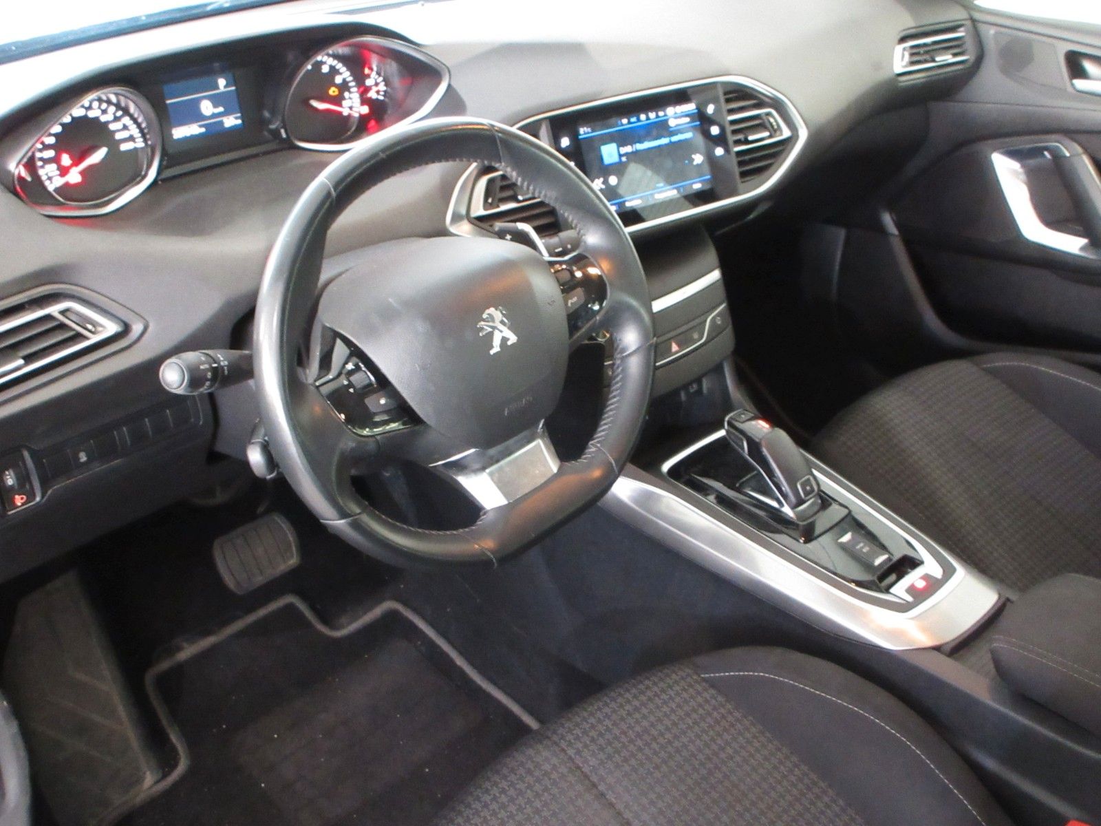 Fahrzeugabbildung Peugeot 308 Active Pack 1.2T LED/NAVI/PDC/TEMPOMAT