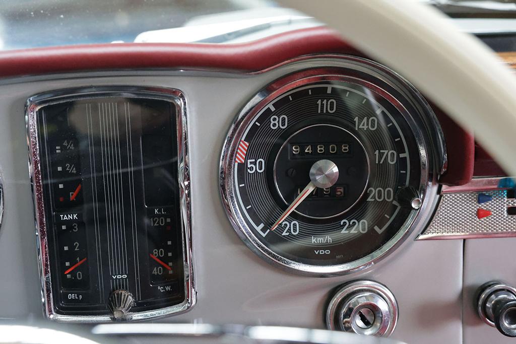 Mercedes-Benz SL 230