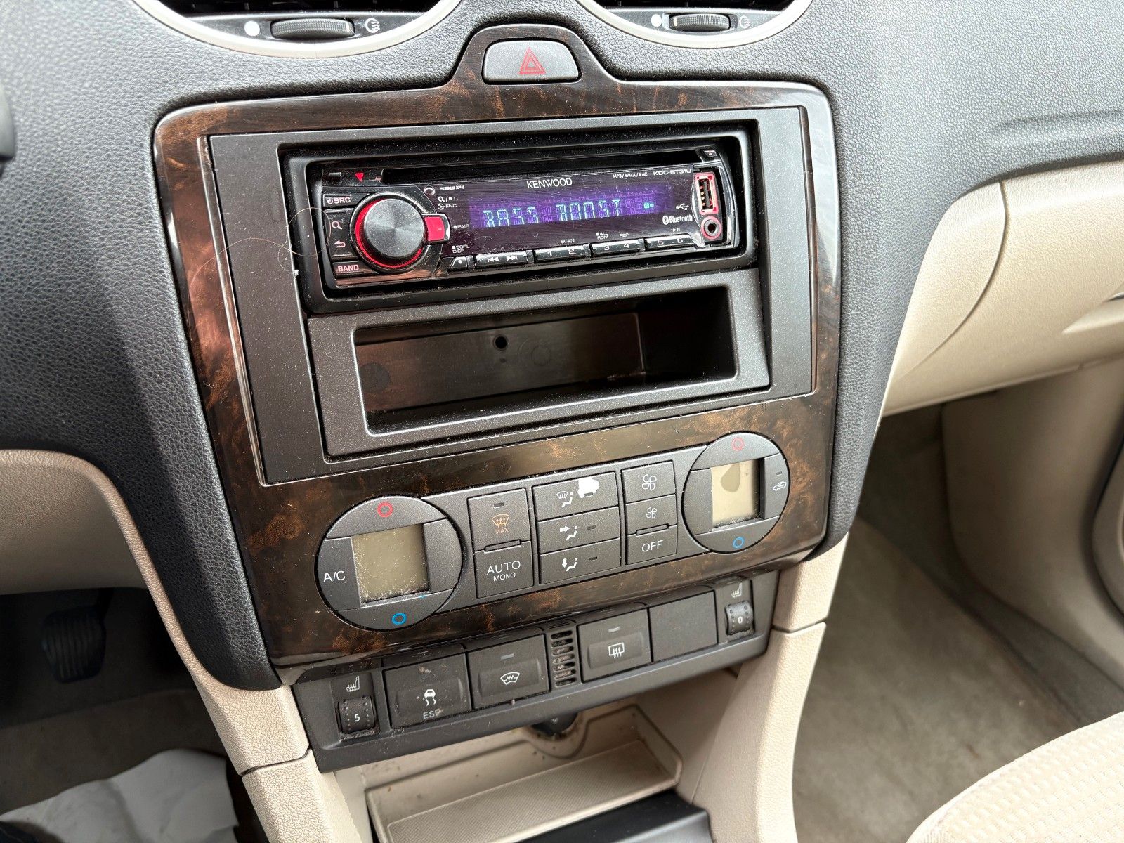 Fahrzeugabbildung Ford Focus 1.6 Lim. Ghia Klimaauto Glasdach SHZ PDC