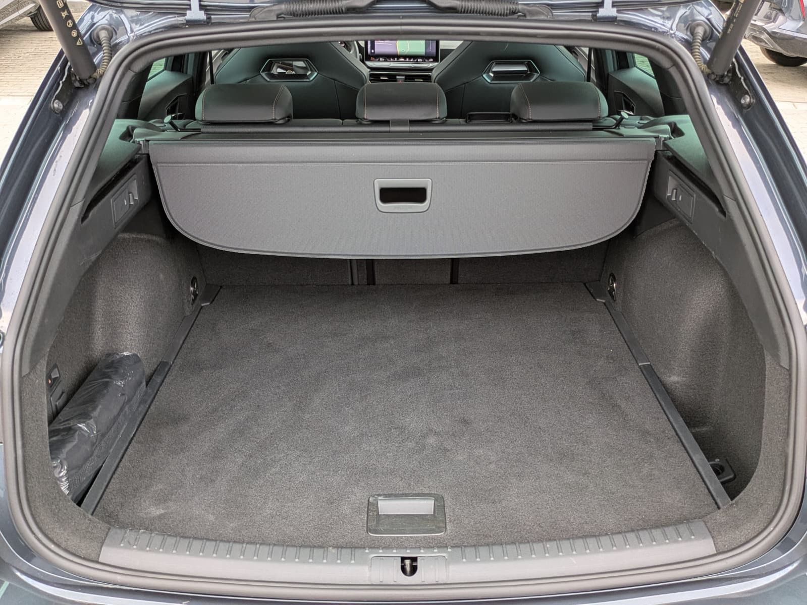 Fahrzeugabbildung CUPRA Leon 1.5 eTSI MATRIX*PANO*ALCAN.*AHK*SENN*Drive2