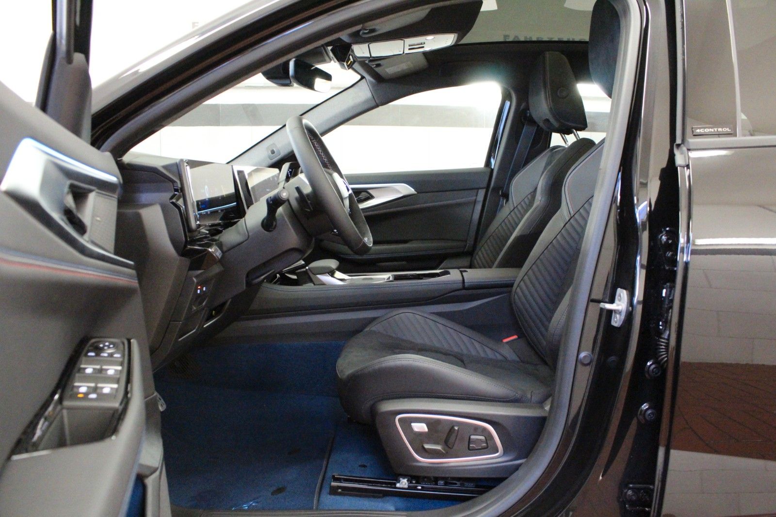 Fahrzeugabbildung Renault Rafale Hybrid E-Tech 4x4 300 PHEV Atelier Alpine