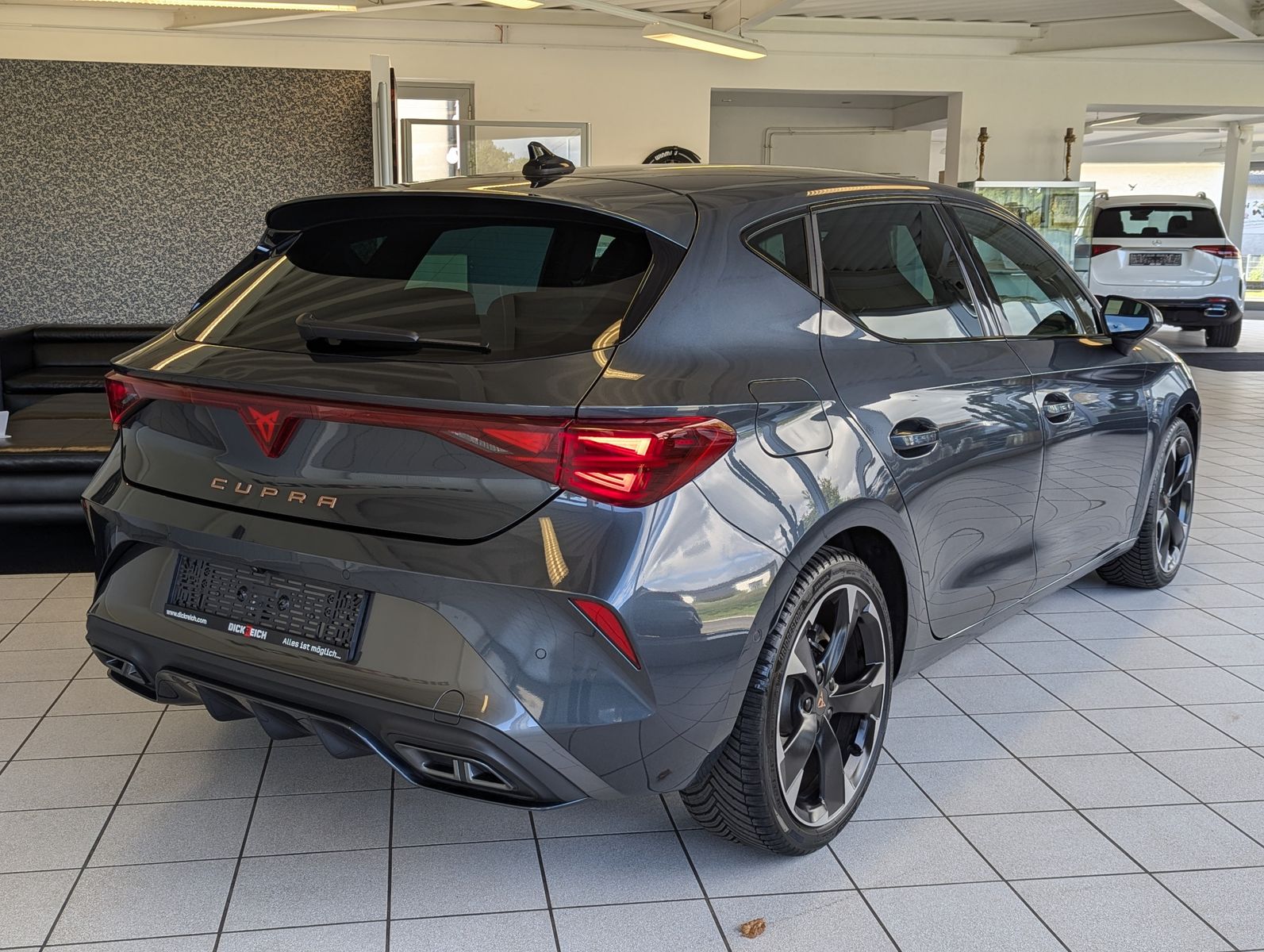 Иллюстрация автомобиля CUPRA Leon 1.5 eTSI DSG Dynamic-Edge-Assist-XL Memory