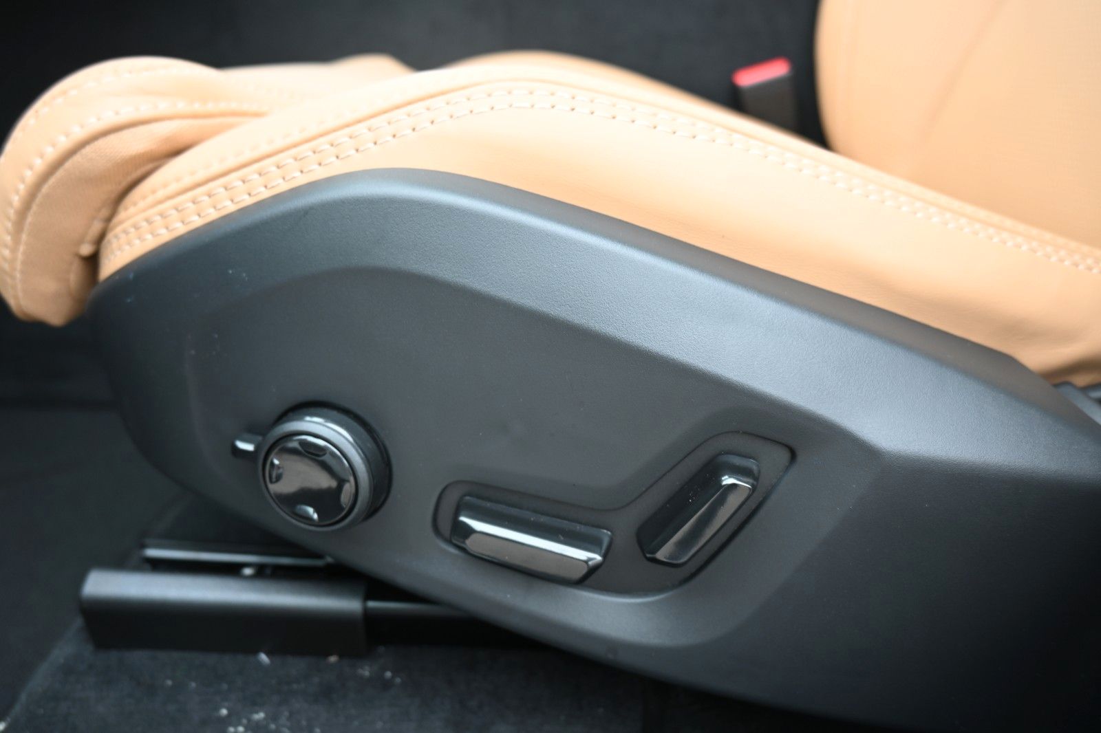 Fahrzeugabbildung Volvo XC60 B4 D AWD Ultimate Dark*STDHZG*360°*LUFT*ACC