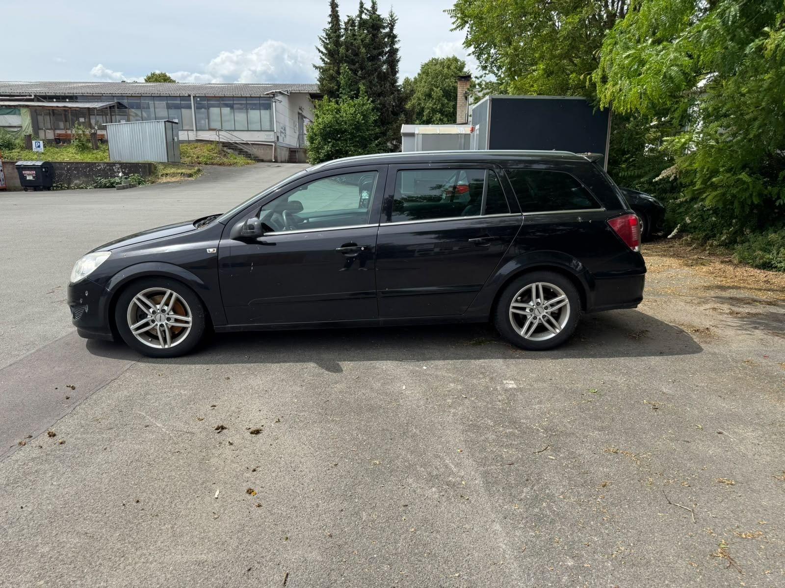 Opel Astra 2007 — салон