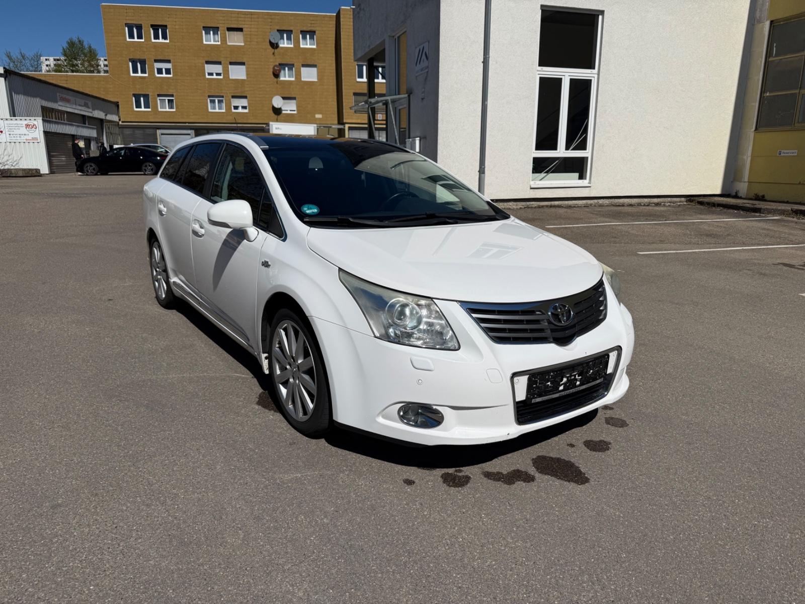 Toyota Avensis TEC-Ed. Leder Navi Xenon Key-Go Pano