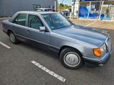 Mercedes-Benz 200 - blaue Mercedes-Benz 200