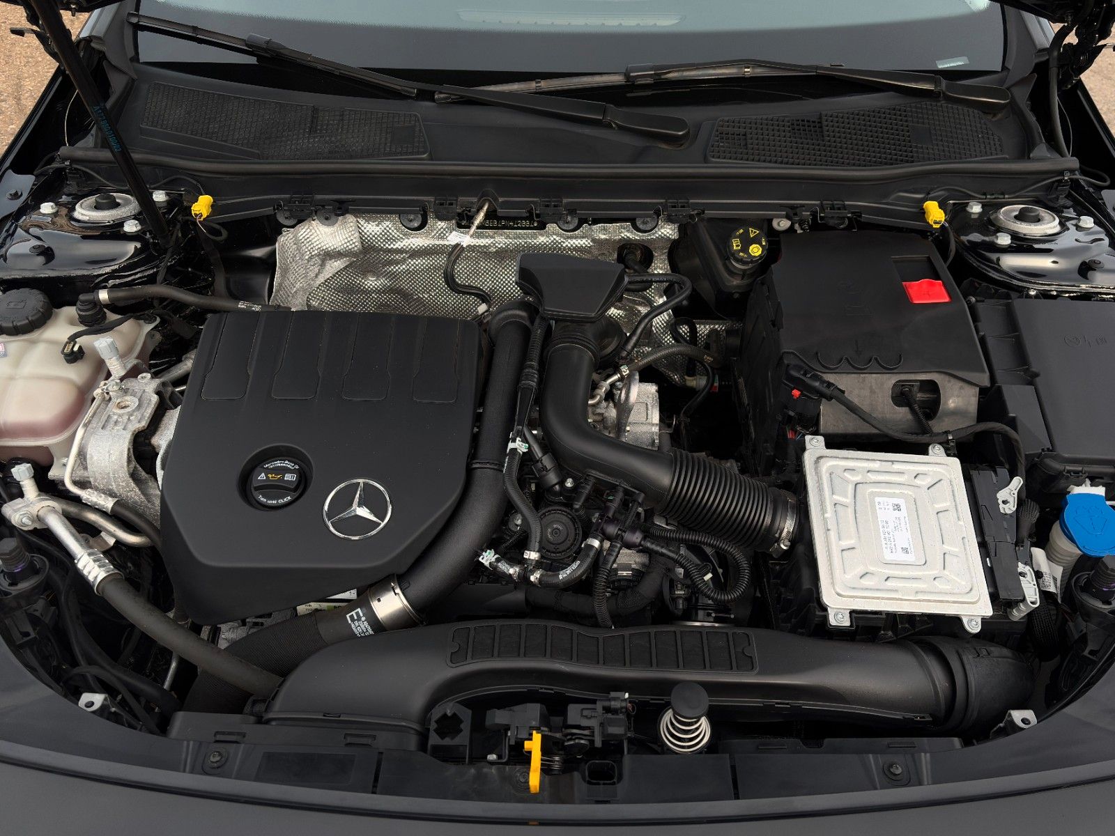 Fahrzeugabbildung Mercedes-Benz CLA 180 SB SHZ LKA TEMP MBUX Navi Wifi CarPlay