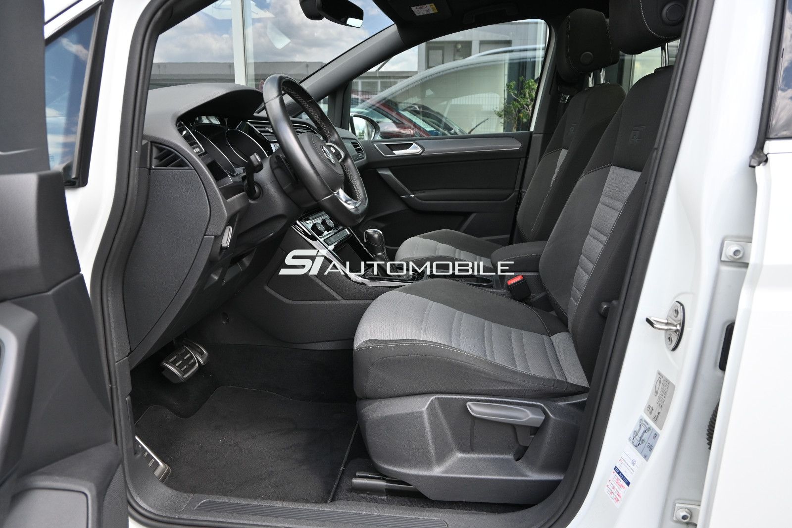 Fahrzeugabbildung Volkswagen Touran 2.0 TDI DSG R-Line °ACC°AHK°PANORAMA°KAM°