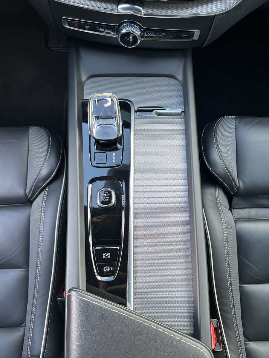Fahrzeugabbildung Volvo XC60 B4 D Plus Dark NAV+LED+ACC+TOTW+AHK+H&K+1HD