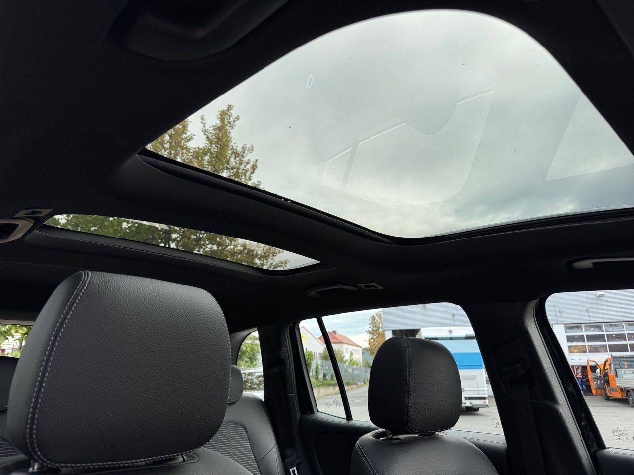 Fahrzeugabbildung Mercedes-Benz GLB 220 d 4m PROGRESSIVE+PANO+DIST+LED+CARPL+4WD