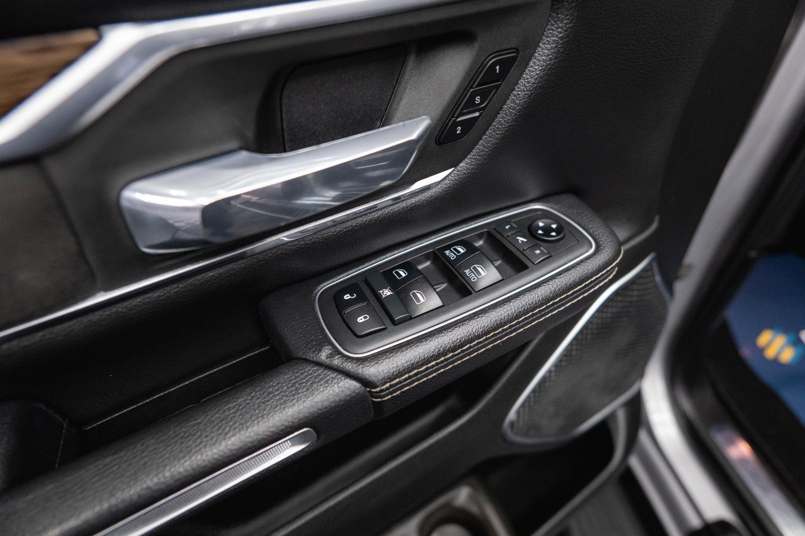 Fahrzeugabbildung Dodge RAM 5.7 V8 HEMI 4x4 NIGHT-Edition LARAMIE *LED*