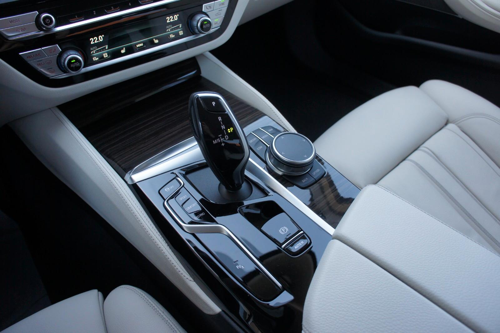 BMW 520d Limousine xDrive Luxury-Line *STANDHZG*