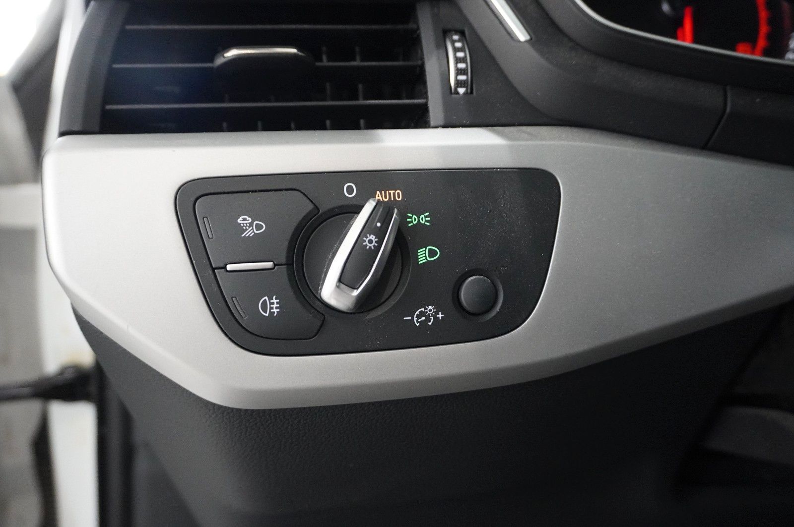Fahrzeugabbildung Audi A4 Avant 35 TDI S-TRONIC NAVI/LED/KAMERA/SHZ/DAB