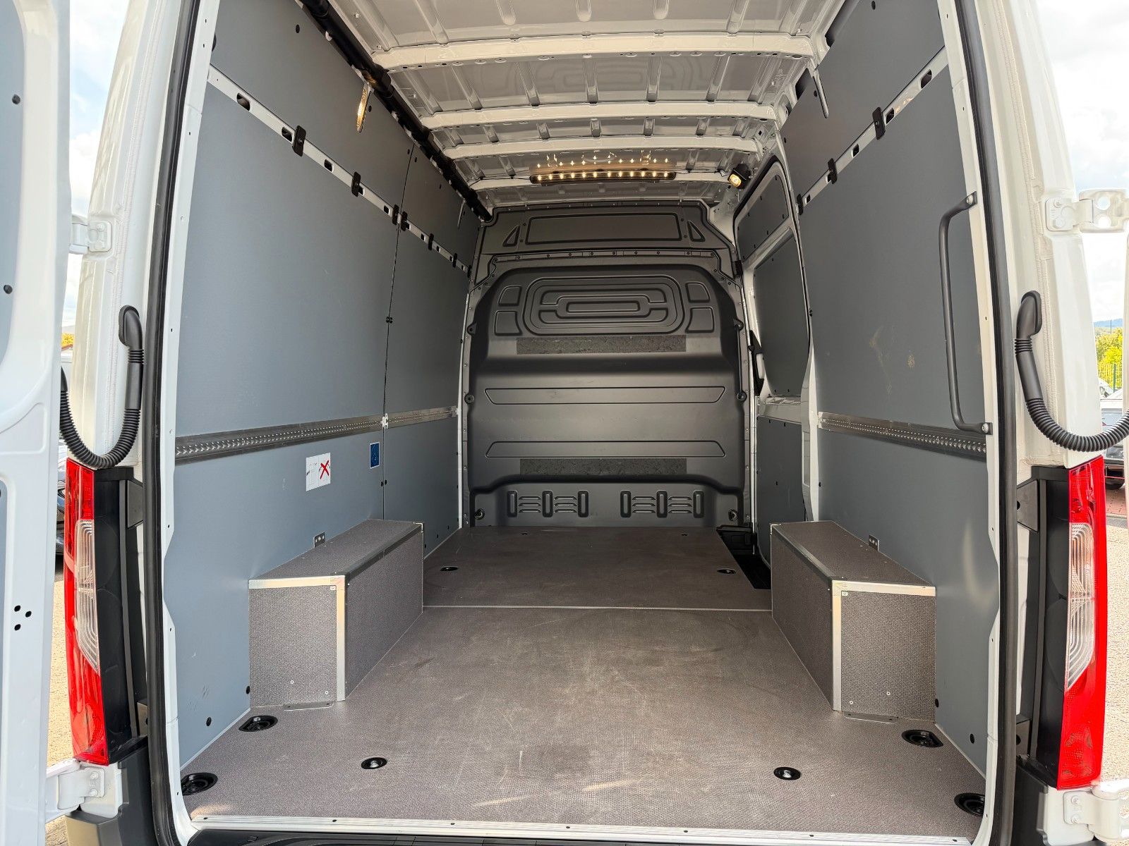 Fahrzeugabbildung Mercedes-Benz Sprinter 317 CDI 9G 3665 AHK3,5to Schwingsitz