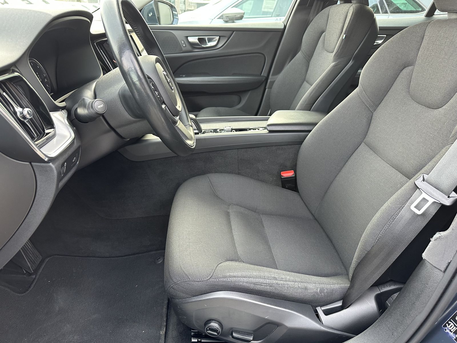 Fahrzeugabbildung Volvo V60 B4 Momentum Pro NAV+LED+SHZ+KAM+DIGDISP+SH