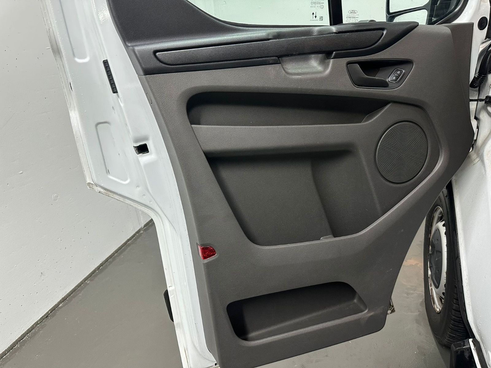 Fahrzeugabbildung Ford Transit Custom 320 L1H1  - 9Sitze*KLIMA