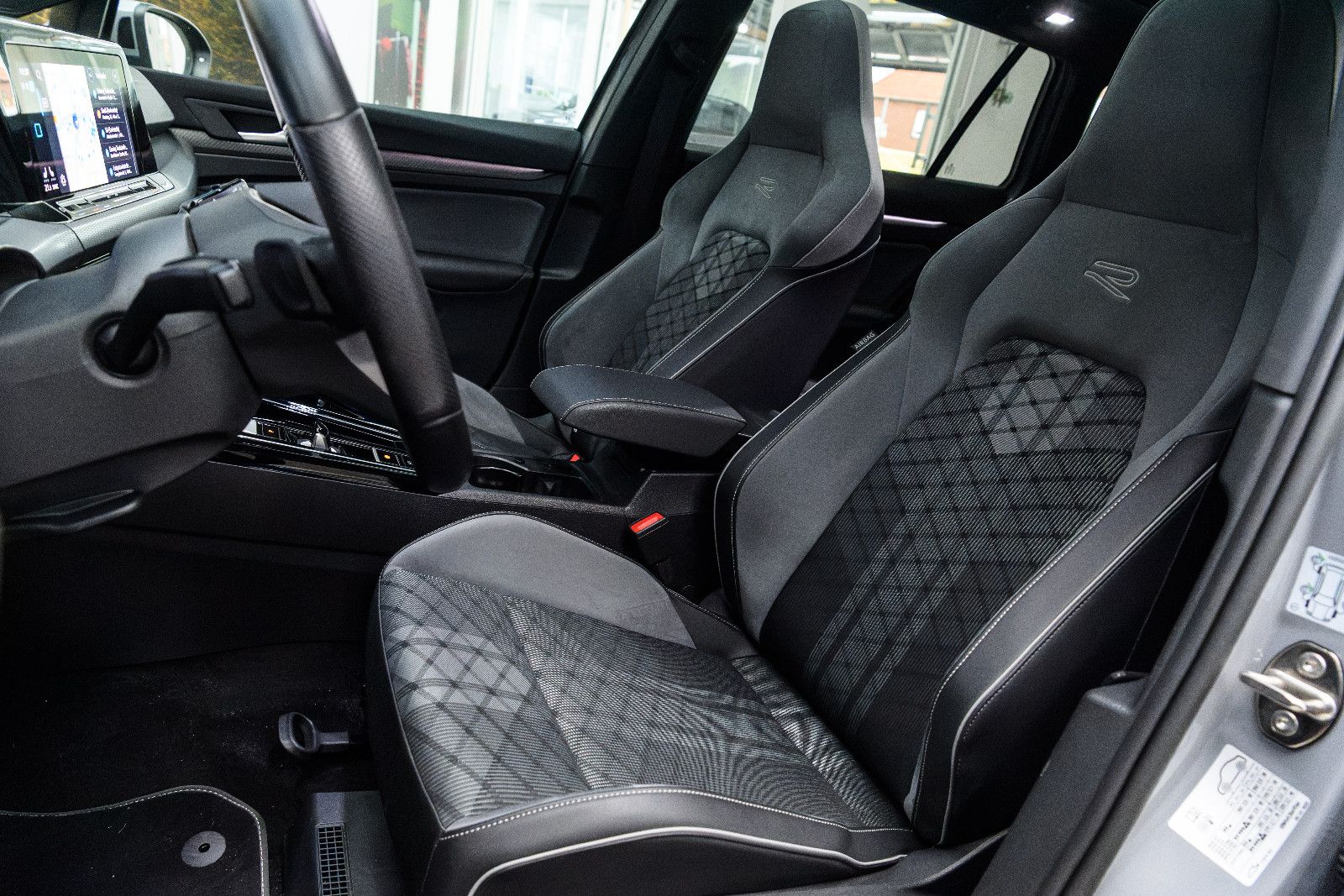 Fahrzeugabbildung Volkswagen Golf Variant R-Line eTSI DSG+AHK+Kamera+Pano
