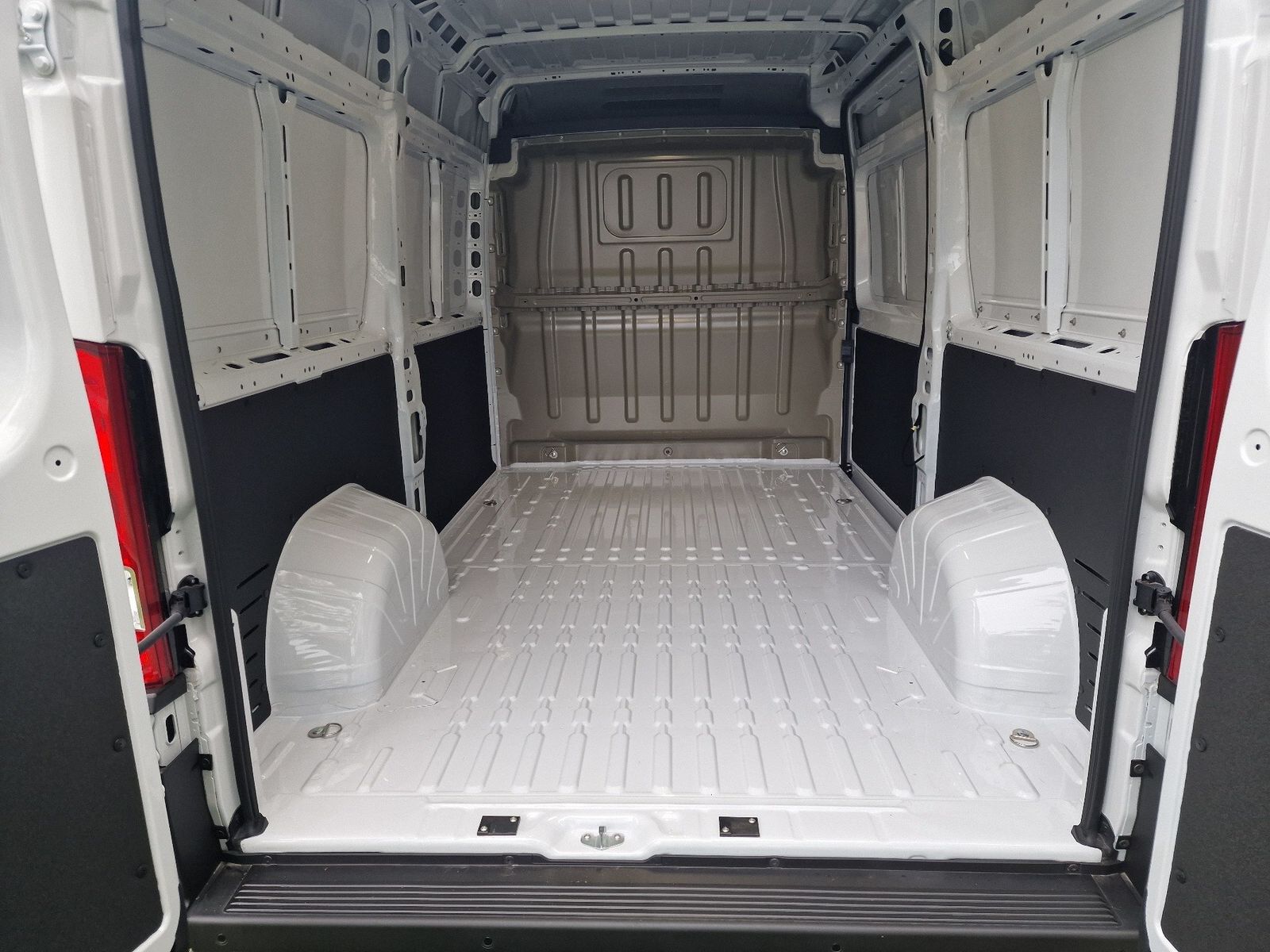 Fahrzeugabbildung Opel Movano Kasten 33 L2H2 BlueHDI 140