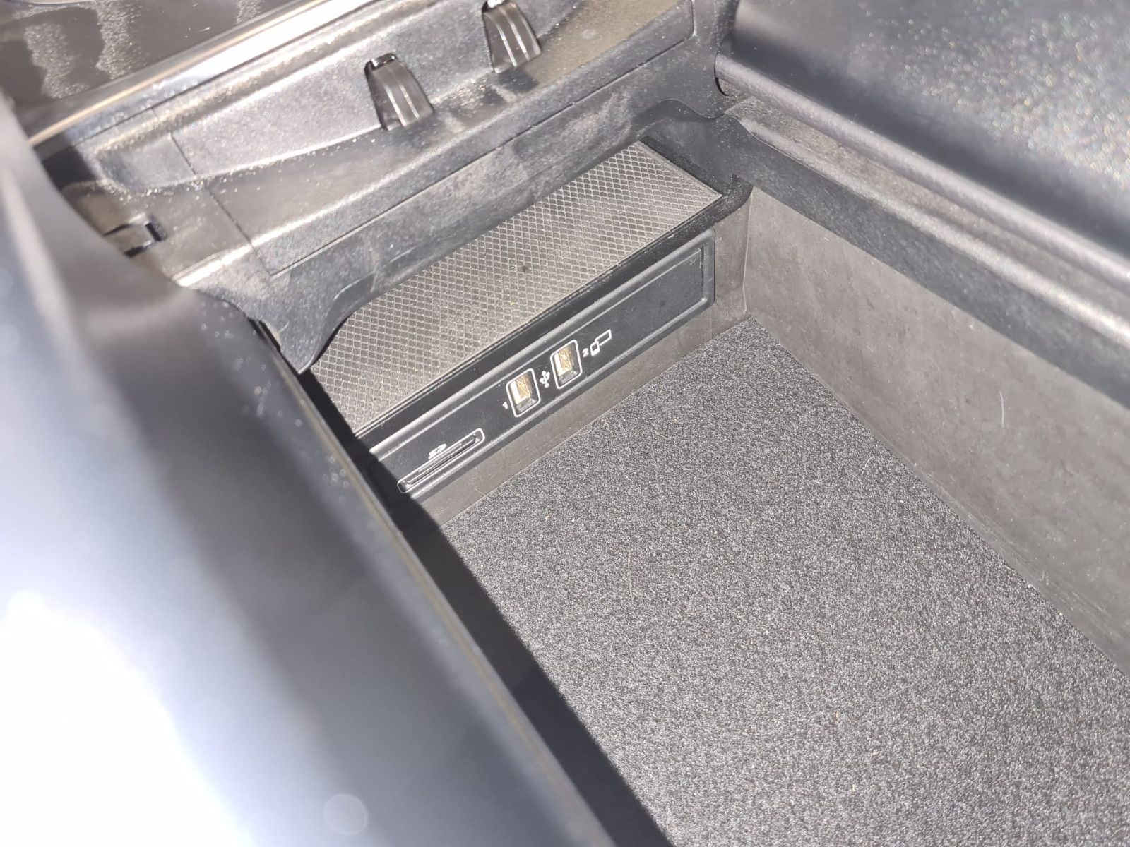 Fahrzeugabbildung Mercedes-Benz C 200 NIGHT EDITION / KAMERA / GEPFLEGT