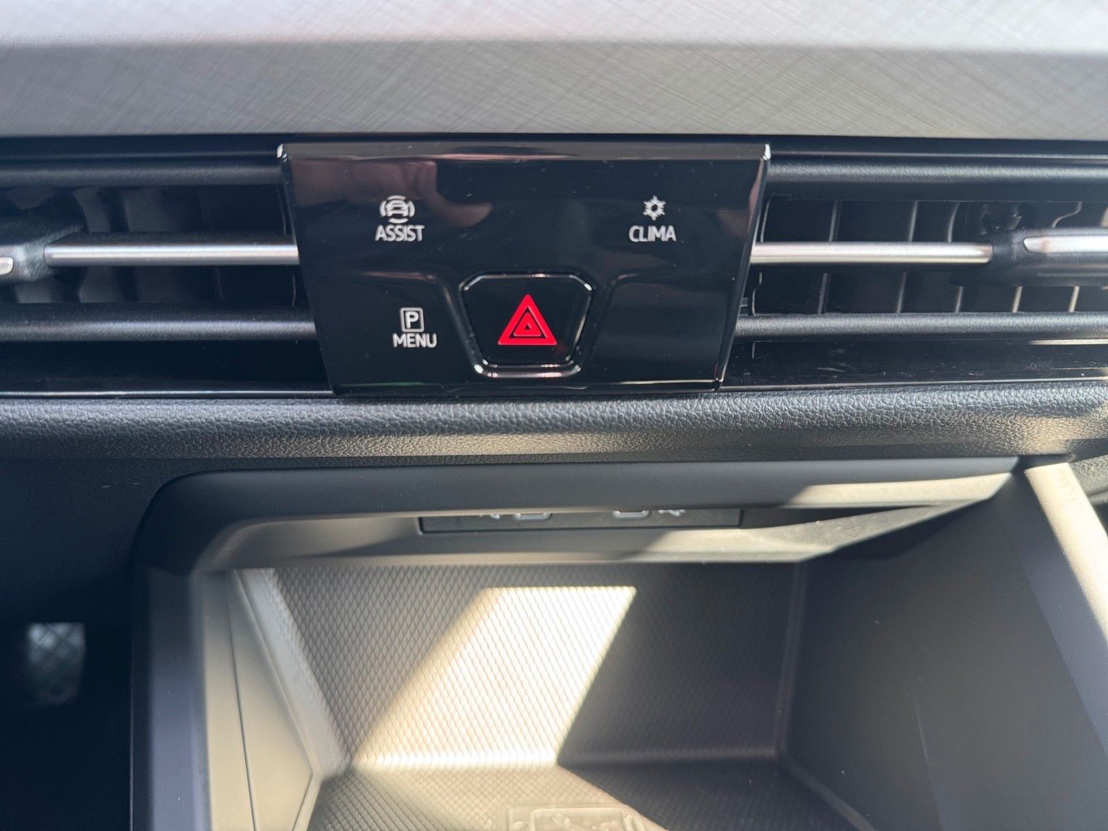 Fahrzeugabbildung Volkswagen Golf VIII Variant Life eTSI