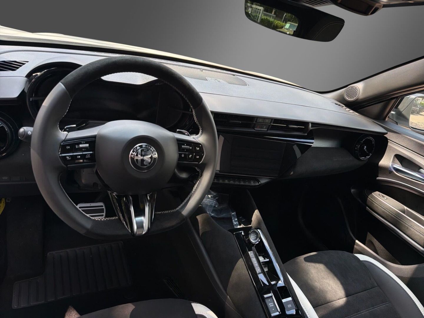 Fahrzeugabbildung Alfa Romeo Junior Ibrida Sport Speciale 1,2 VGT 107kW MY26