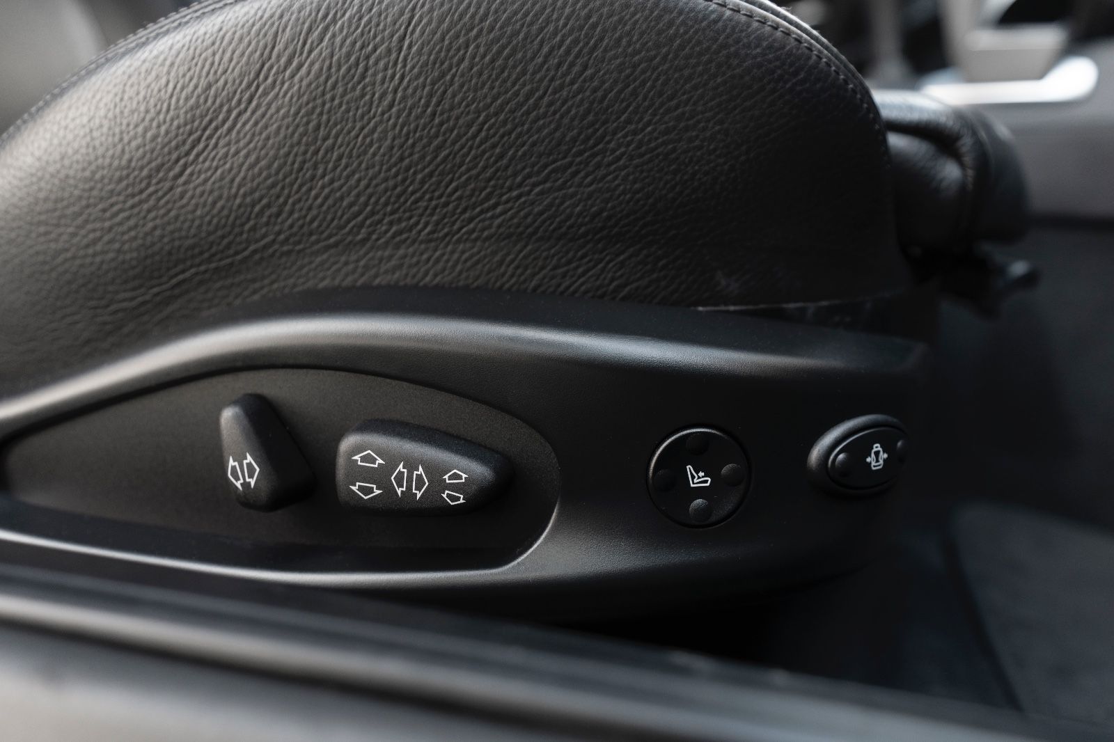 Fahrzeugabbildung BMW M6 Coupé Manual 1/323 Head Up Individual Audio