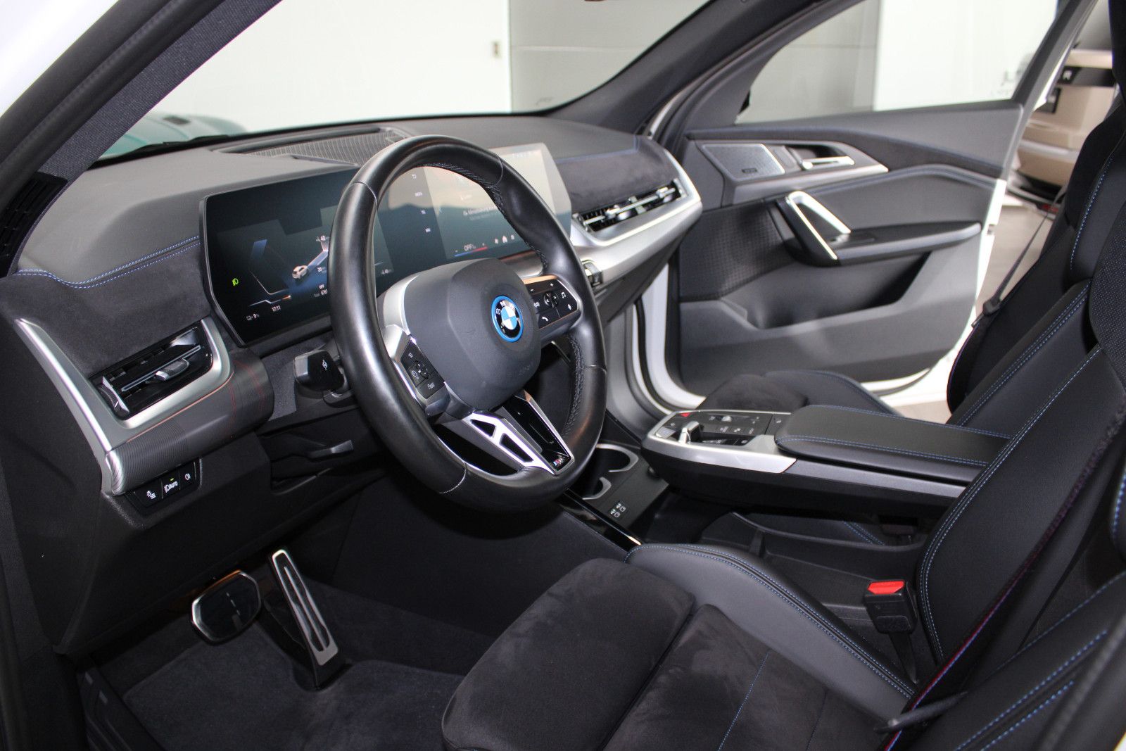 BMW iX2 20 E DRIVE *M SPORT PRO* #AHK #HIFI #LED #19 imagem 2
