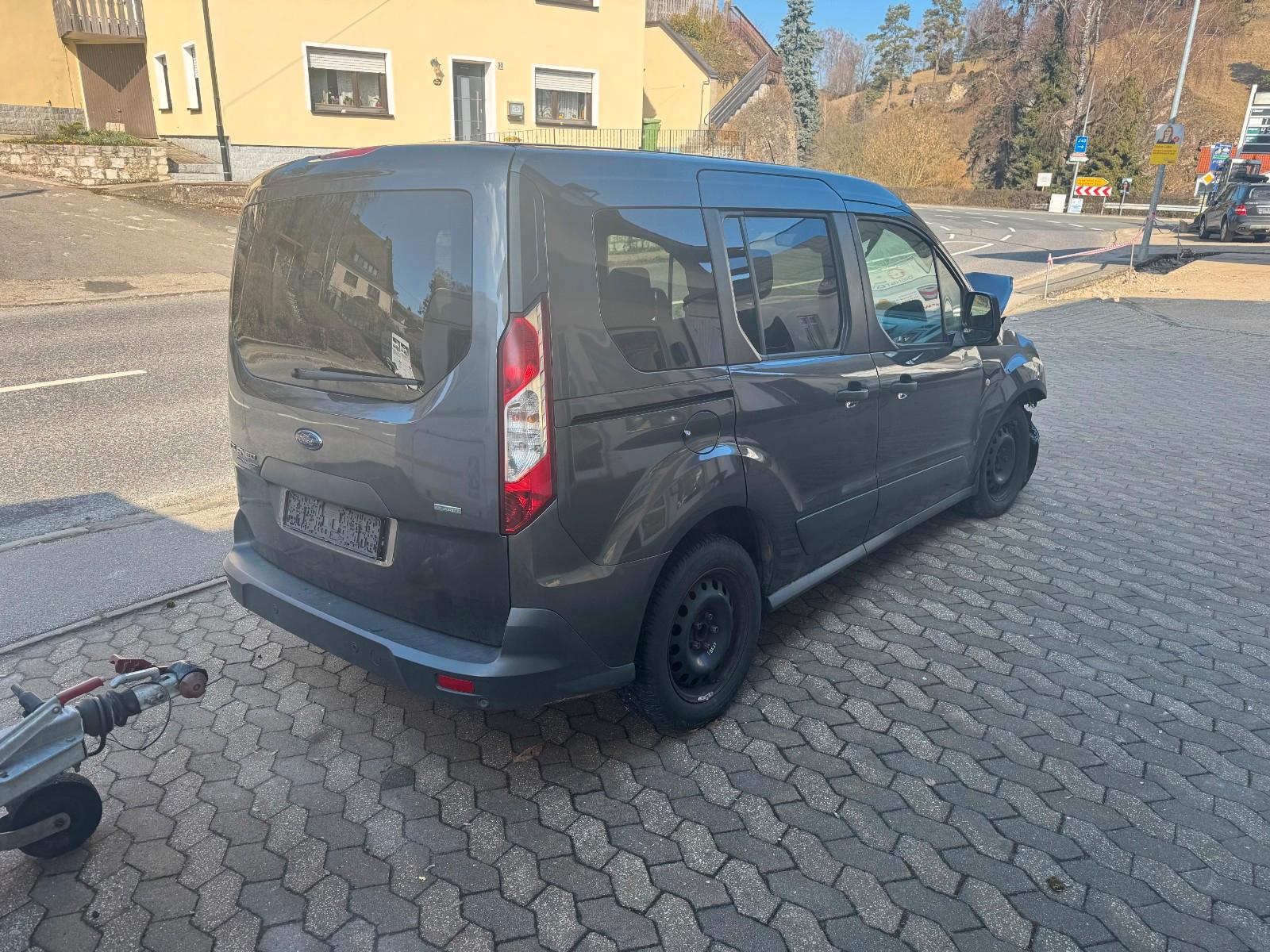 Ford Tourneo Connect Trend  * Motor start *