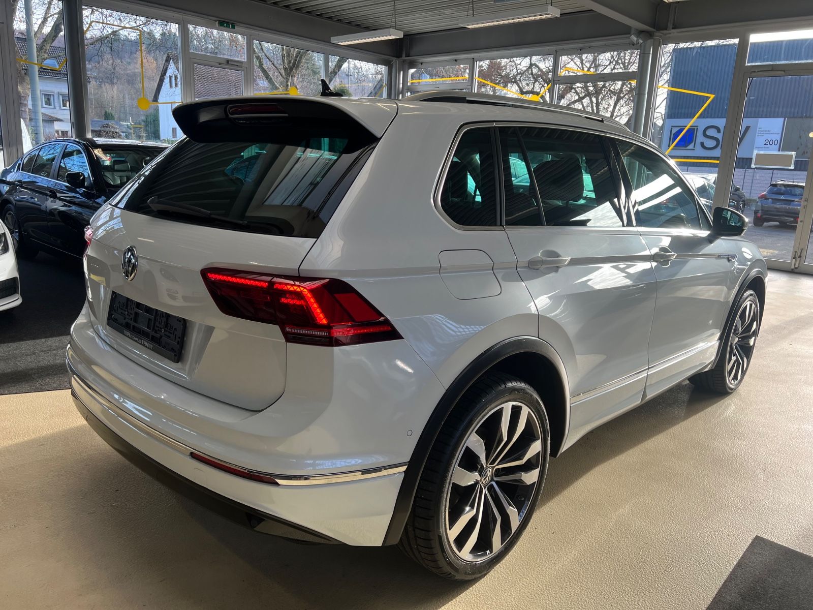 Fahrzeugabbildung Volkswagen Tiguan Highline DSG 4Motion R LINE VIRTUAL*PANO*