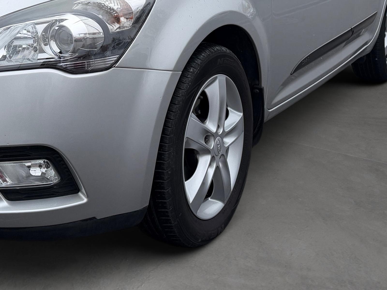 Kia cee'd 2013 — photo 8