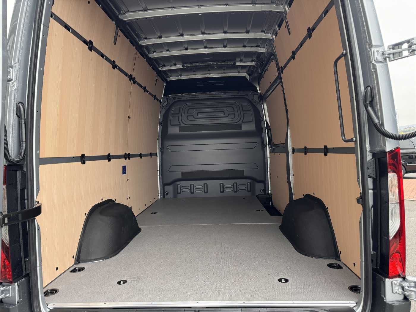 Fahrzeugabbildung Mercedes-Benz Sprinter 319 CDI 4x4 3665 Klima Standheiz AHK