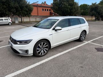 Volkswagen Passat - 1